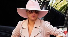 Lady Gaga v kratučkých šortkách. Takmer celá jej trčala