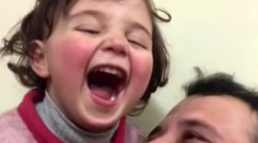 Malá Sýrčanka, ktorá smiechom zľahčovala zvuky bômb, začala nový život