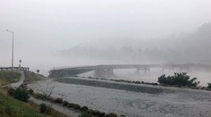 Kamera zachytila silu búrky. Na Novom Zélande strhla most