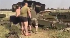 VIDEO: Vlna horúčav neminula ani Ukrajinu. Vojaci obsluhujú delá vyzlečení