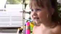 Extrémne zdvorilé dievčatko. Za hrozný darček poďakovalo