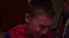 Chlapček si našiel pod stromčekom kus papiera. Dostal najkrajší darček, ktorý dojme aj vás