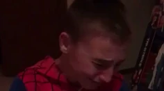 Chlapček si našiel pod stromčekom kus papiera. Dostal najkrajší darček, ktorý dojme aj vás