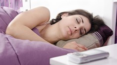 Mobilný telefón v spálni spôsobuje nespavosť, bolesti hlavy a závrate