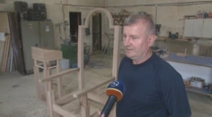 Slovenský stolár vyrába pre pápeža Františka pozlátený trón