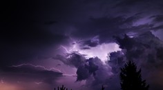 OBRAZOM: Blesková šou počas búrok na západe. Novými Zámkami sa mala prehnať supercela