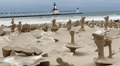 FOTO: Keď sa príroda zahrá na sochára. Zábery z brehov Michiganského jazera sú ako z inej planéty