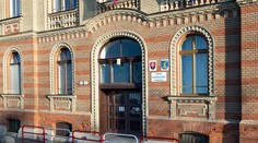 Strednú školu v centre Bratislavy uzavreli. Jej žiak  sa mohol v zahraničí nakaziť koronavírusom