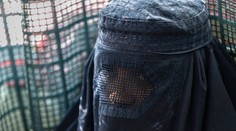 Bez muža ani na krok. Krutovláda Talibanu napriek sľubom o miernosti ženám upiera základné práva