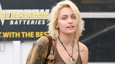 Jacksonova dcéra bez podprsenky. Pochválila sa pírsingom v bradavkách