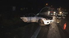 Ojazdené letné pneumatiky a plná rýchlosť. Jazda 23-ročného vodiča sa skončila saltami