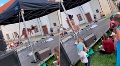 VIDEO: Organizátor slávností vína v českom Třebíči lákal na bohatý program pre deti. Tie nakoniec sledovali striptíz