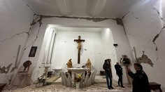 FOTO: Krásny kostol v Nižnej Sitnici musia zrovnať so zemou. Zemetrasenie zničilo aj pamätník v Tokajíku