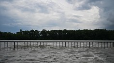 Vytrvalý lejak, nárazový vietor a hrozba povodní. Slovensko čaká na naplnenie predpovedí (+ mapa)