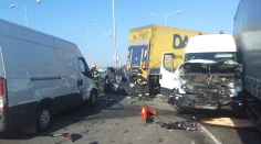 Najskôr zavinil hromadnú nehodu, potom ukradol auto a opäť havaroval. Šofér kamióna po sebe na D1 nechal spúšť