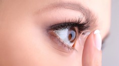 Kúpanie sa so šošovkami môže spôsobiť aj vážne problémy