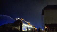 Košickí hasiči bojujú už druhý deň s obrovským požiarom slamy