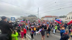 VIDEO: Polícia pri protestoch v Bratislave zadržala aj poslanca a brata Mariana Kotlebu