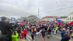VIDEO: Polícia pri protestoch v Bratislave zadržala aj poslanca a brata Mariana Kotlebu