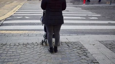 Auto zrazilo v Malackách ženu s dieťaťom v kočíku
