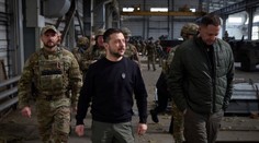 Zelenskyj navštívil frontovú Avdijivku. Vojakom brániacim mesto udelil vyznamenania