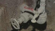 Obyvatelia bytovky majú vlastnú studňu, no vytiahnuť z nej vodu je zázrak