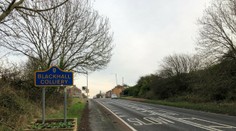 Záhada v anglickej dedine: V uliciach sa objavujú zväzky bankoviek