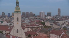 Čakať na lepší úrok v banke alebo sa s kúpou poponáhľať? Ceny nehnuteľností sa dali do pohybu