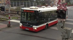 Od tragédie ich delili sekundy! Autobus zostal stáť na priecestí