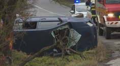 Na východe sa do priekopy prevrátilo auto so štyrmi ľuďmi, musel zasahovať vrtuľník