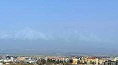 OBRAZOM: Prach zo Sahary sfarbil oblohu nad Slovenskom do biela. Poobede to bude ešte horšie, varuje SHMÚ