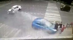 Študenti zázrakom prežili: Auto ich zmietlo z chodníka ako bábky