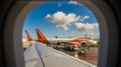 Cestujúci hromžia na leteckého dopravcu. Za meškanie letu spôsobené komárom im ponúkli smiešne odškodné