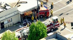 Šialená jazda hasičov. Auto skončilo celé v reštaurácii