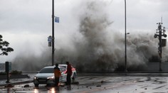 Obrovské vlny, zničené cesty, elektrické vedenie, mŕtvi a nezvestní. Áziu zasiahol supertajfún