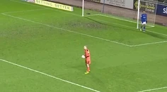 VIDEO: Hra na skrývačku mu vyšla. Útočník takto prešiel cez rozum brankárovi