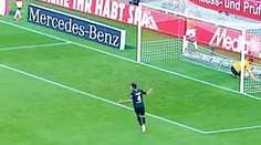 VIDEO: Je väčším babrákom hráč alebo brankár? Dvojica zo Stuttgartu je hitom internetu