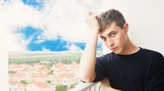 Išiel si zafajčiť a vypadol z balkóna