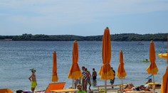 Na Makarskej riviére pritvrdili voči turistom, ktorí si skoro ráno obsadzujú miesta na pláži starými uterákmi