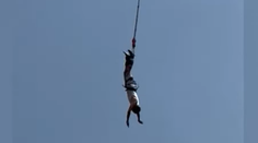 VIDEO: Mužovi sa pri bungee jumpingu roztrhlo lano. Stáli pri ňom všetci svätí