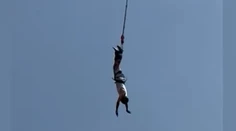 VIDEO: Mužovi sa pri bungee jumpingu roztrhlo lano. Stáli pri ňom všetci svätí
