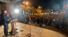 „Odstúpiť, odstúpiť," kričala tisícka nespokojných ľudí Pavlovi Paškovi