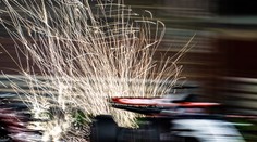 FOTO: Hamilton bol nervózny, iskrenie spod áut má v Bahrajne strašidelné rozmery