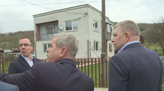 Prisľúbili im pomoc. Premiér a ministri prišli do obcí, ktoré zasiahlo zemetrasenie