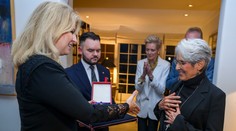 Prezidentka Z. Čaputová udelila vyznamenanie Joan Baezovej, ktorej koncert na Pasienkoch komunisti vypli