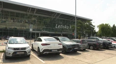 Cestovanie lietadlom nemusí byť také lacné. Prekvapiť môžu poplatky za parkovanie, niekde pýtajú stovky eur