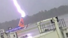 VIDEO: Do lietadla udrel blesk. Muž, ktorý stál vedľa neho, takmer zomrel