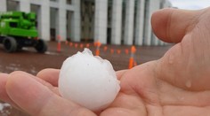 Katastrofálne počasie: Po ničivých požiaroch padali v Austrálii krúpy ako golfové loptičky