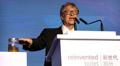 Bill Gates otvoril fórum o budúcnosti toaliet, na pódiu mal nádobu s ľudskými výkalmi