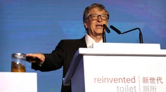 Bill Gates otvoril fórum o budúcnosti toaliet, na pódiu mal nádobu s ľudskými výkalmi